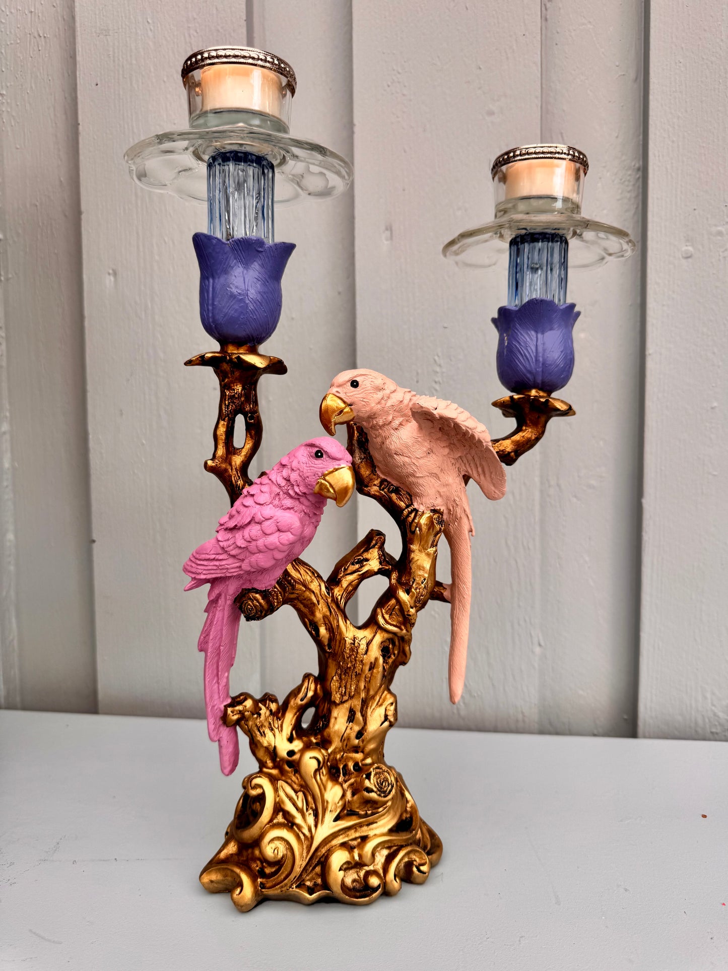 Redesignet Papegøye i gull, rosa og lilla
