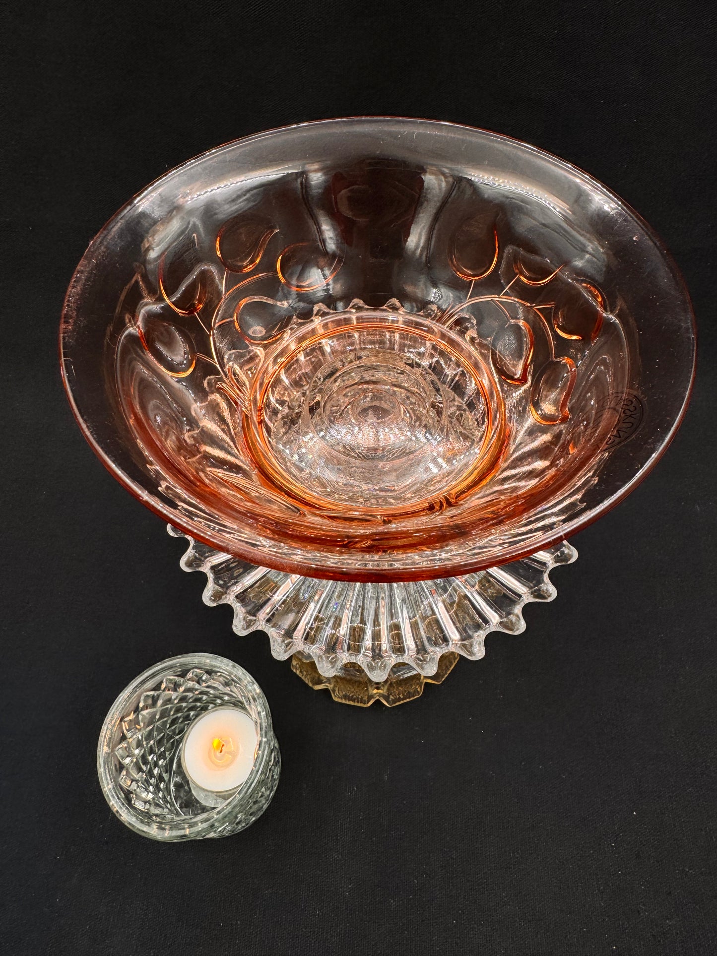 Vintage lykt i champagnefarge og krystallskål i rosa