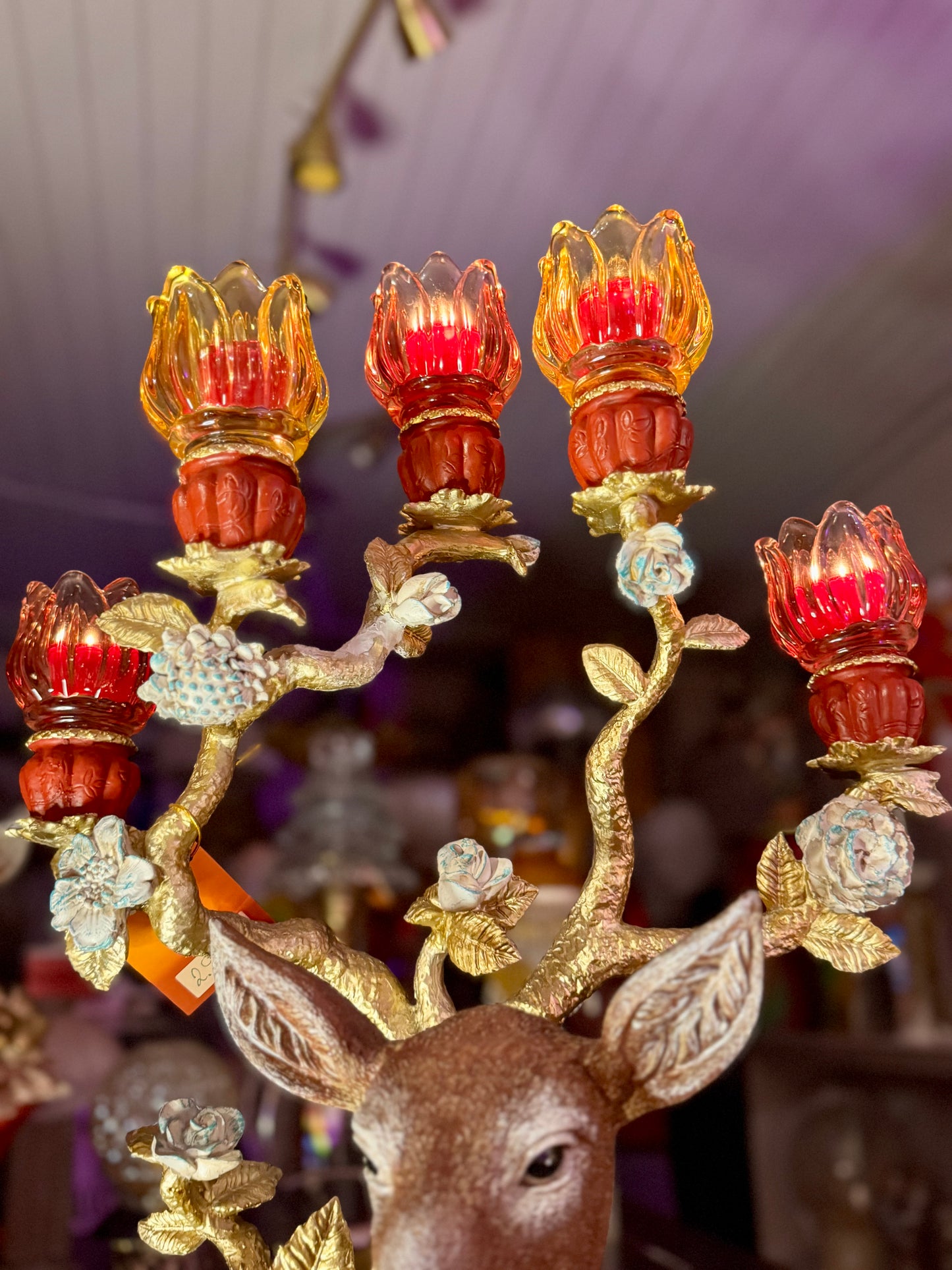 Redesignet hjorten Erika i rødt og oransje