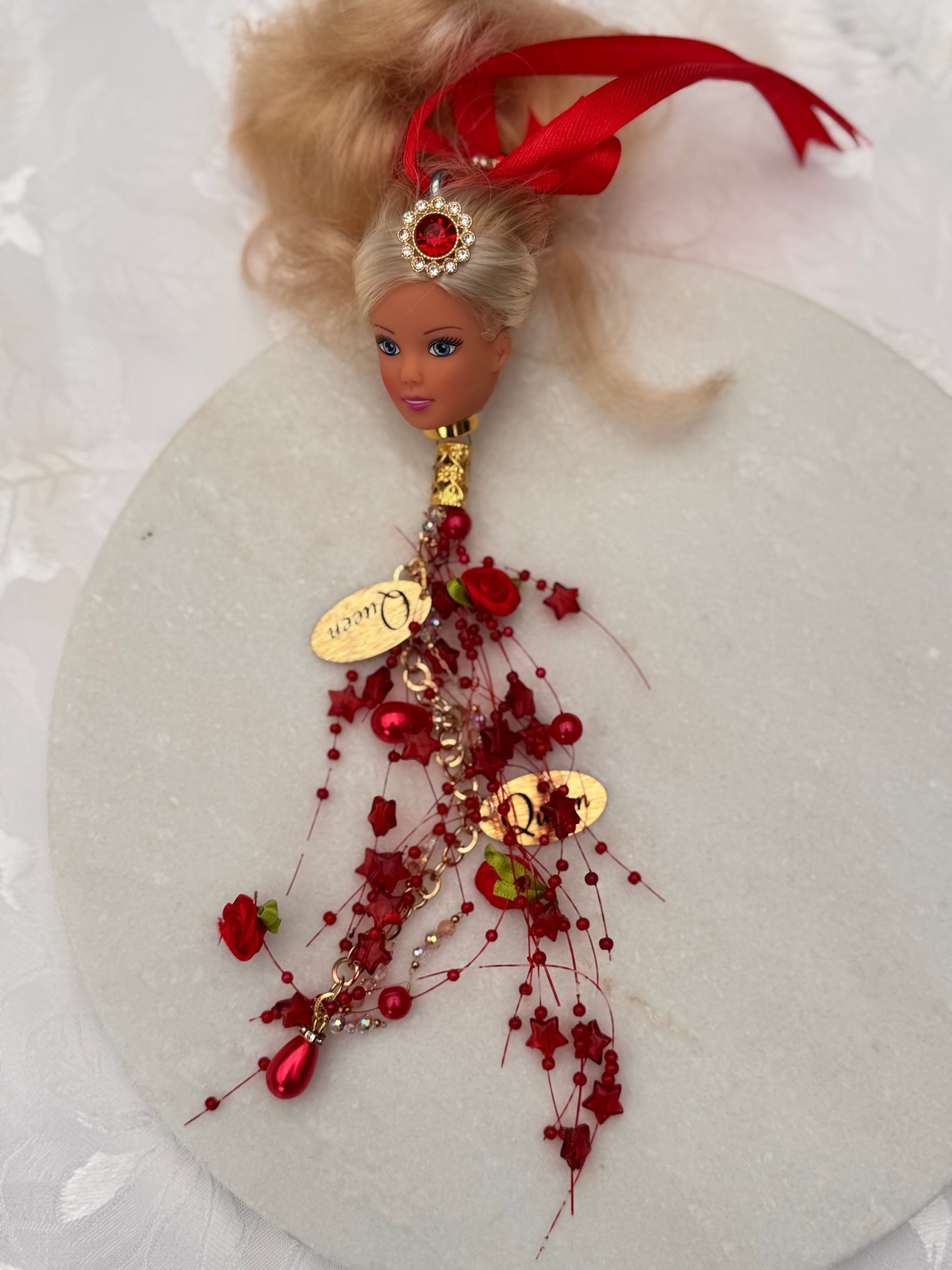 Vintage Barbie julekule «Blondine med julerød pynt»