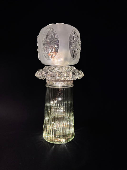 Diamantlampe med grønn fot og vintage kuppel i frostet glass