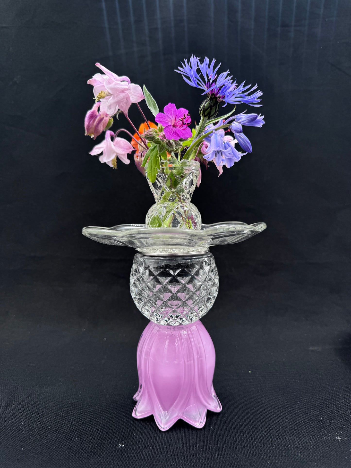 Mini Solcellelampe med rosa fot og glassfat