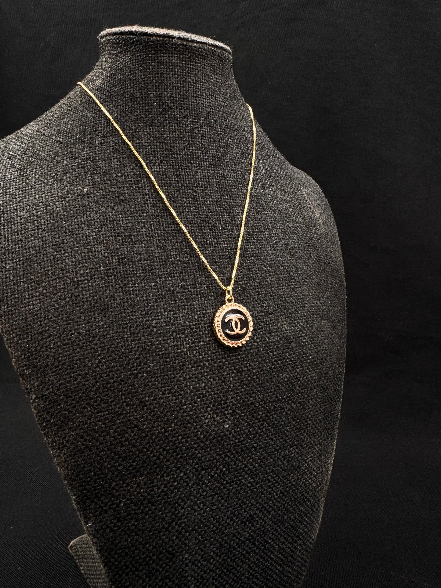 Vintage Chanel smykke gull og svart