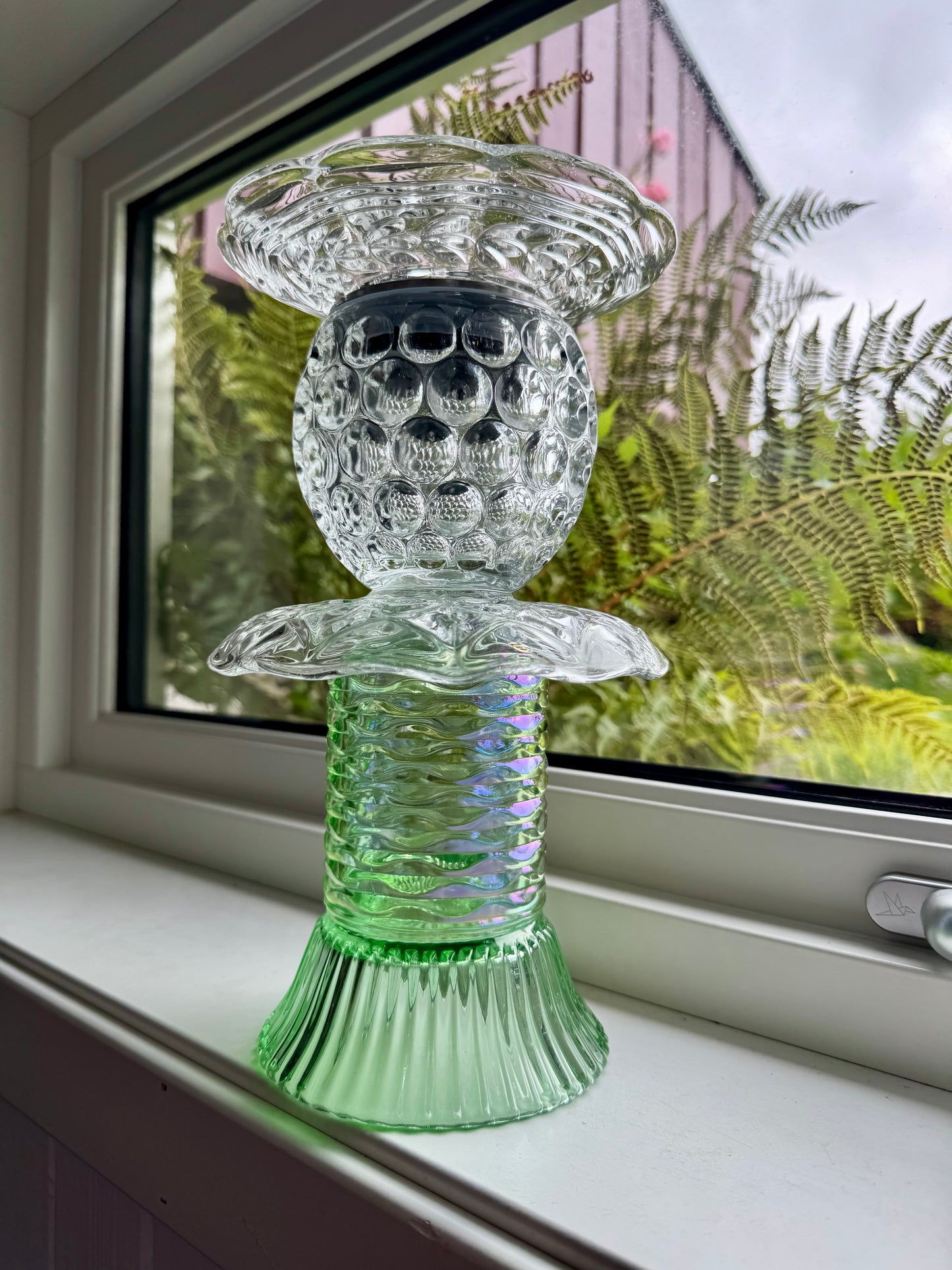 Vintage solcellelampe grønn fot og mønstret glassfat