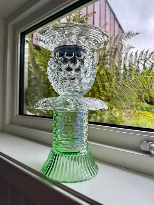 Vintage solcellelampe grønn fot og mønstret glassfat