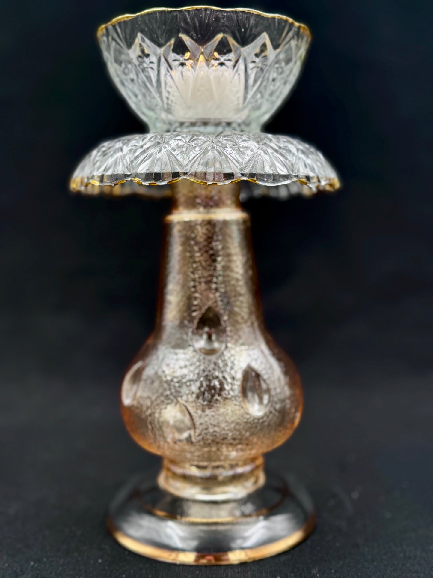 Vintage lysestake av champagne kuppel og mønstret glass