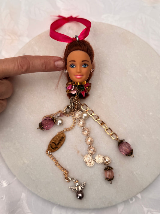 Vintage Barbie julekule «Rødhåret med fargerikt hårbånd og rosa silkebånd»