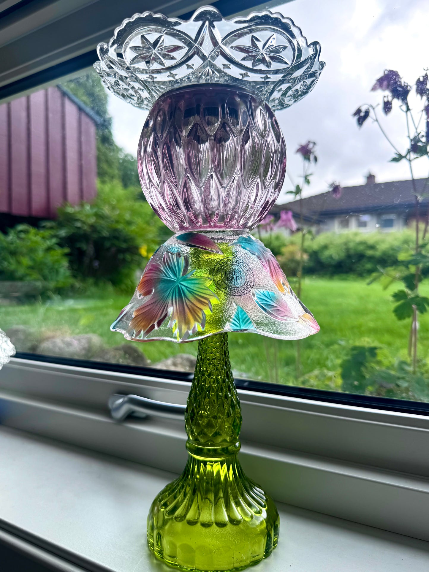 Stor vintage solcellelampe grønn fot med krave og rosa kule.