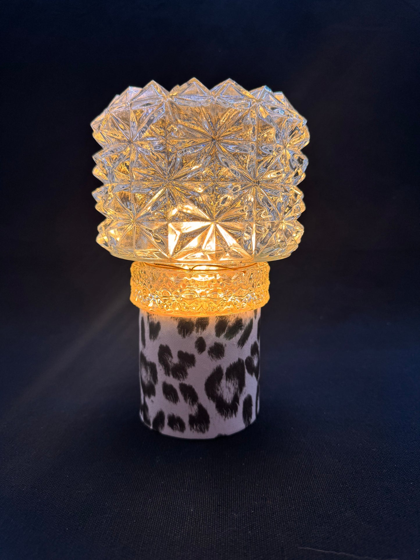 Vintage batterilampe med hvit leopard og mønstret kuppel