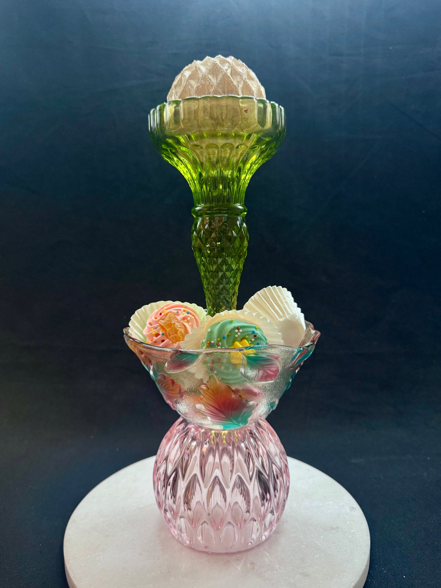 Stor vintage solcellelampe grønn fot med krave og rosa kule.