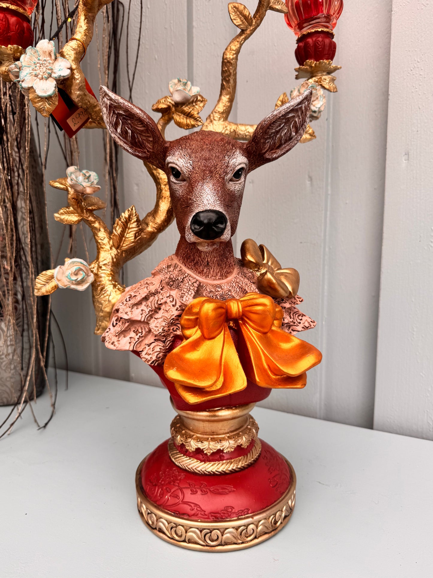 Redesignet hjorten Erika i rødt og oransje