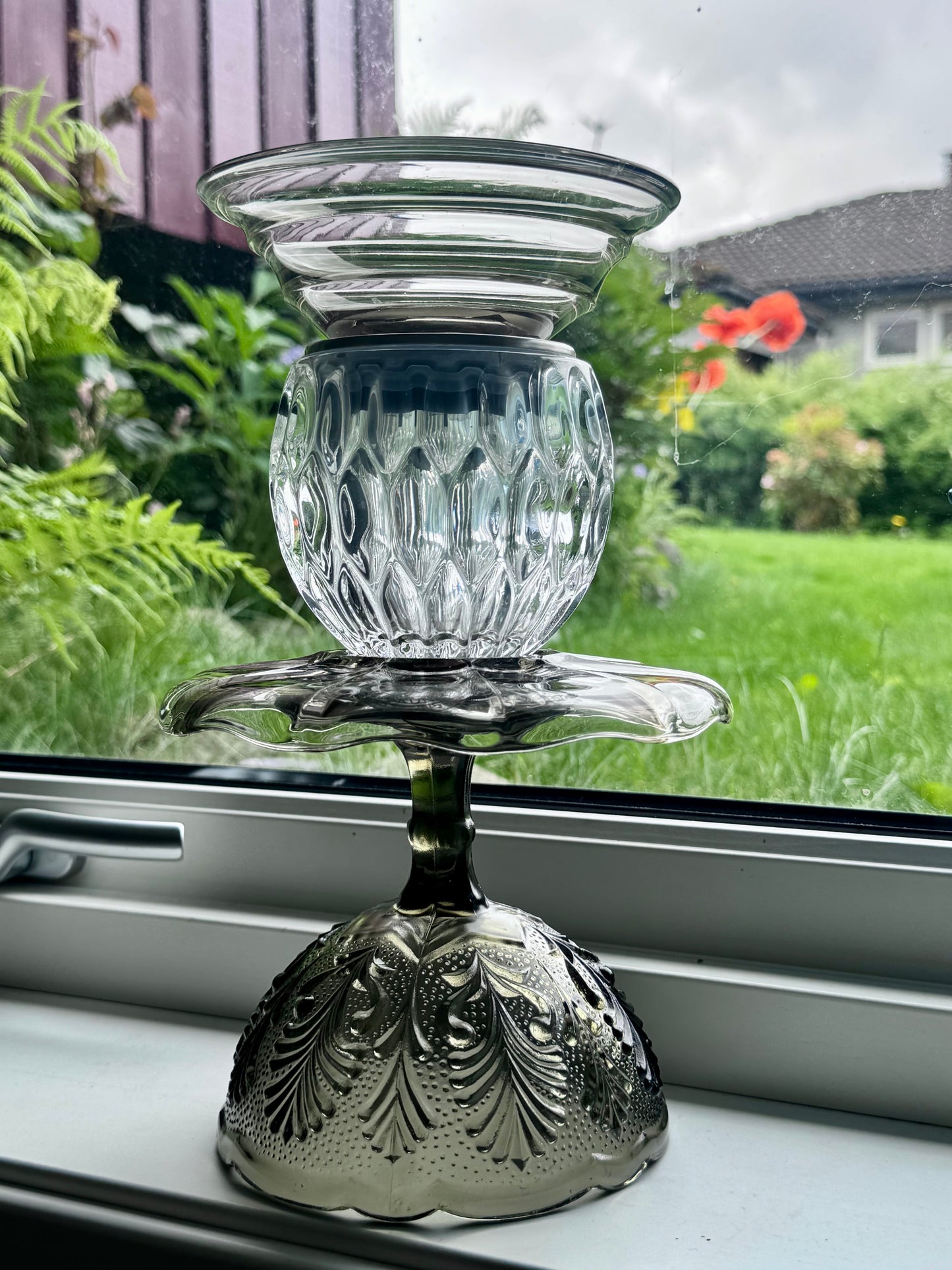 Stor vintage solcellelampe med smoke grå fot og skål i smoke grå