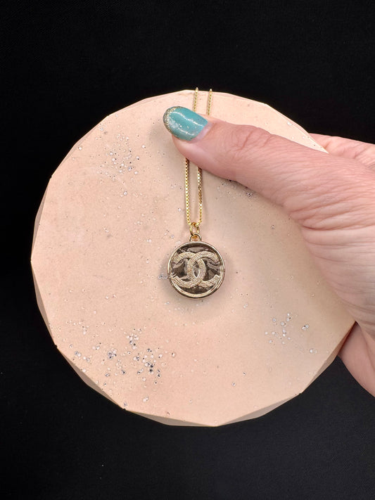 Vintage Chanel smykke gull med blankt bakstykke