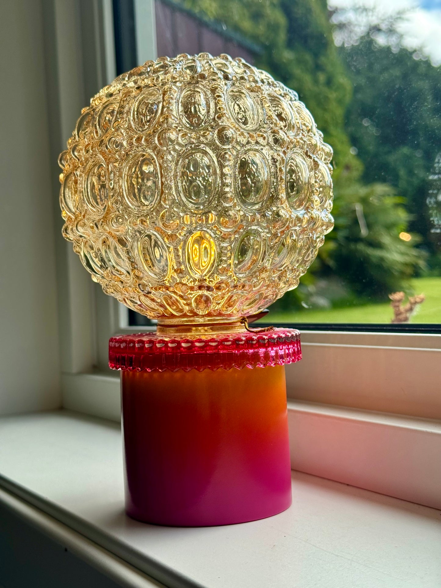 Batterilampe med knall gul og rosa med vintage champagnekuppel
