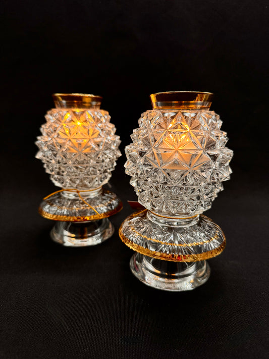 Vintage lyslykt i mønstret glass med gulldetaljer