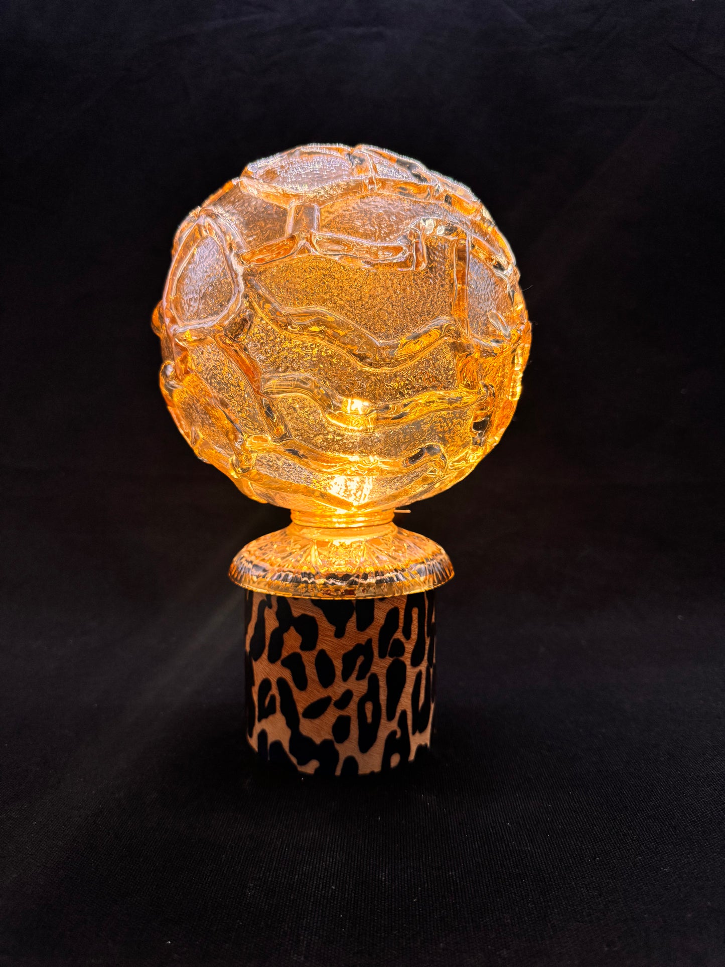 Vintage Batterilampe med leo fot og med vintage champagnekuppel