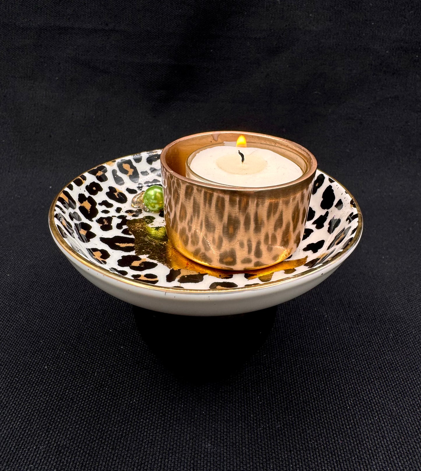 Vulvakunst leofat med limegrønn perle og svart fot