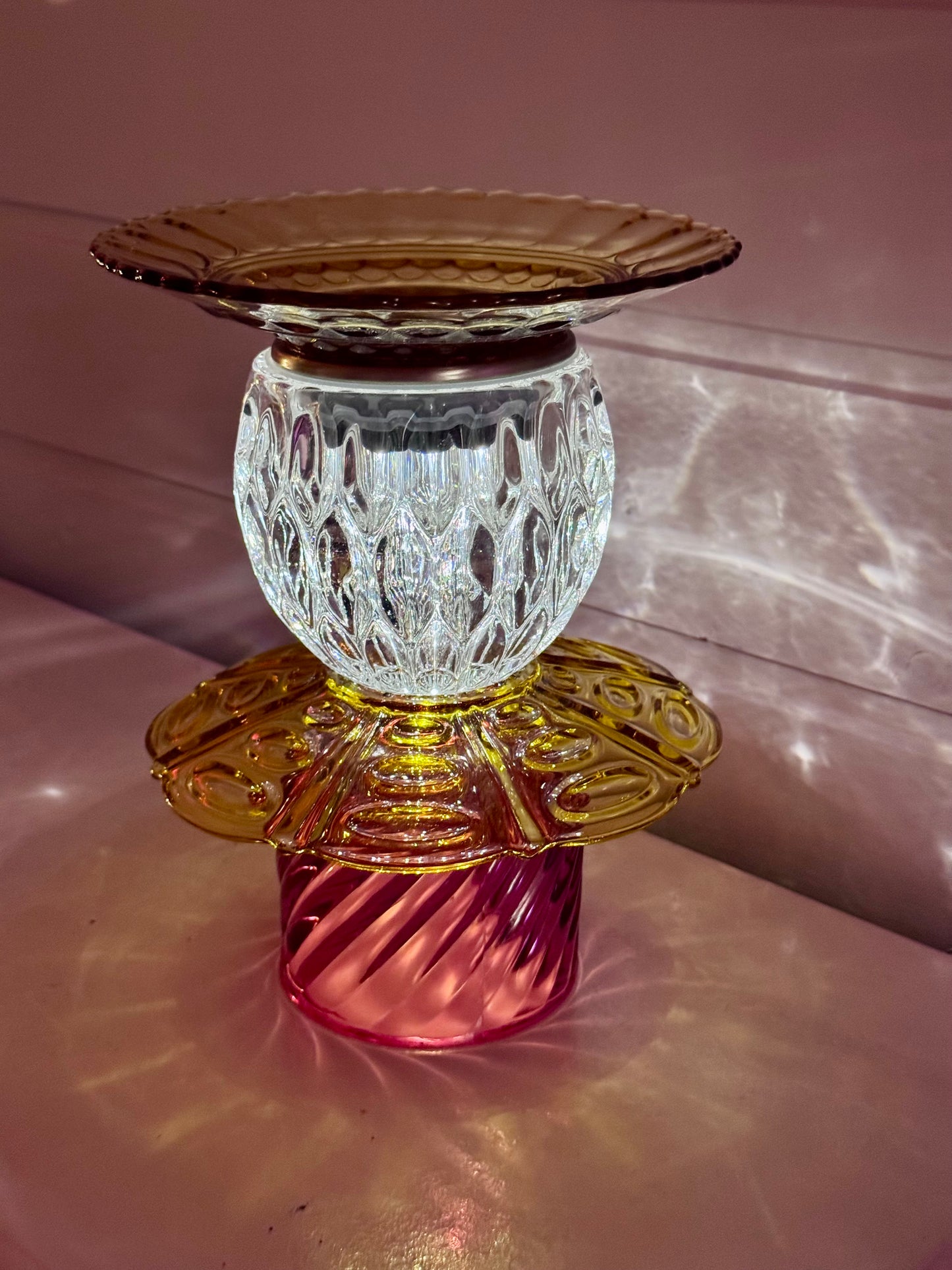 Vintage solcellelampe mørk rosa og rav pressglassfat