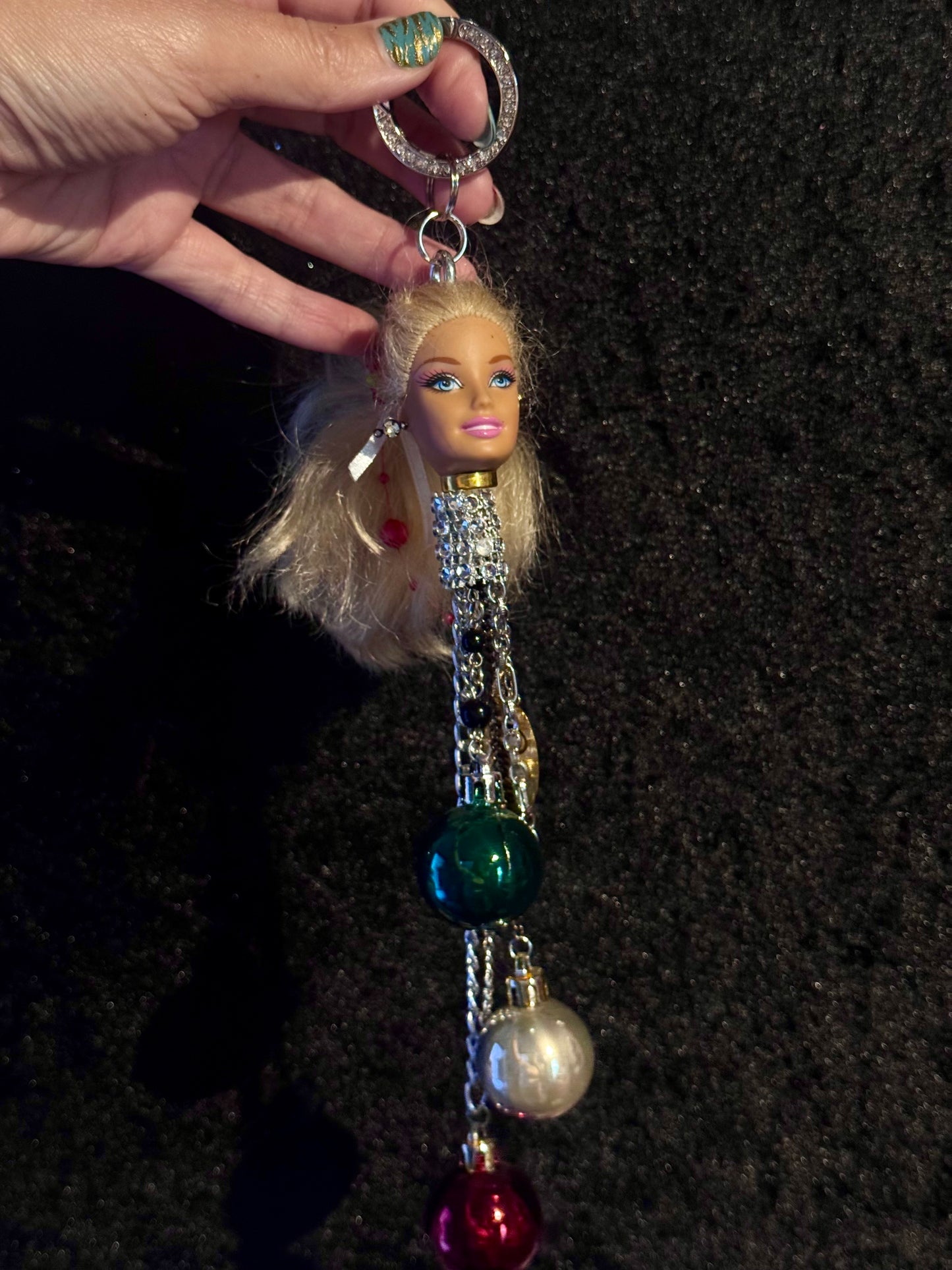 Vintage Barbie veskepynt «Blondine med rød rose i hestehale og diamant ørepynt»