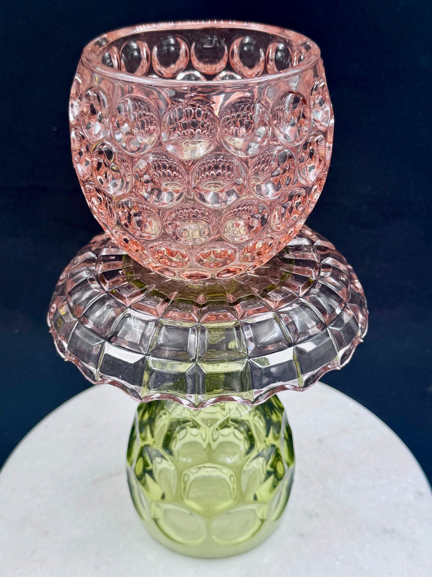 Stor vintage solcellelampe grønn fot med rosa krave og rosa kule.