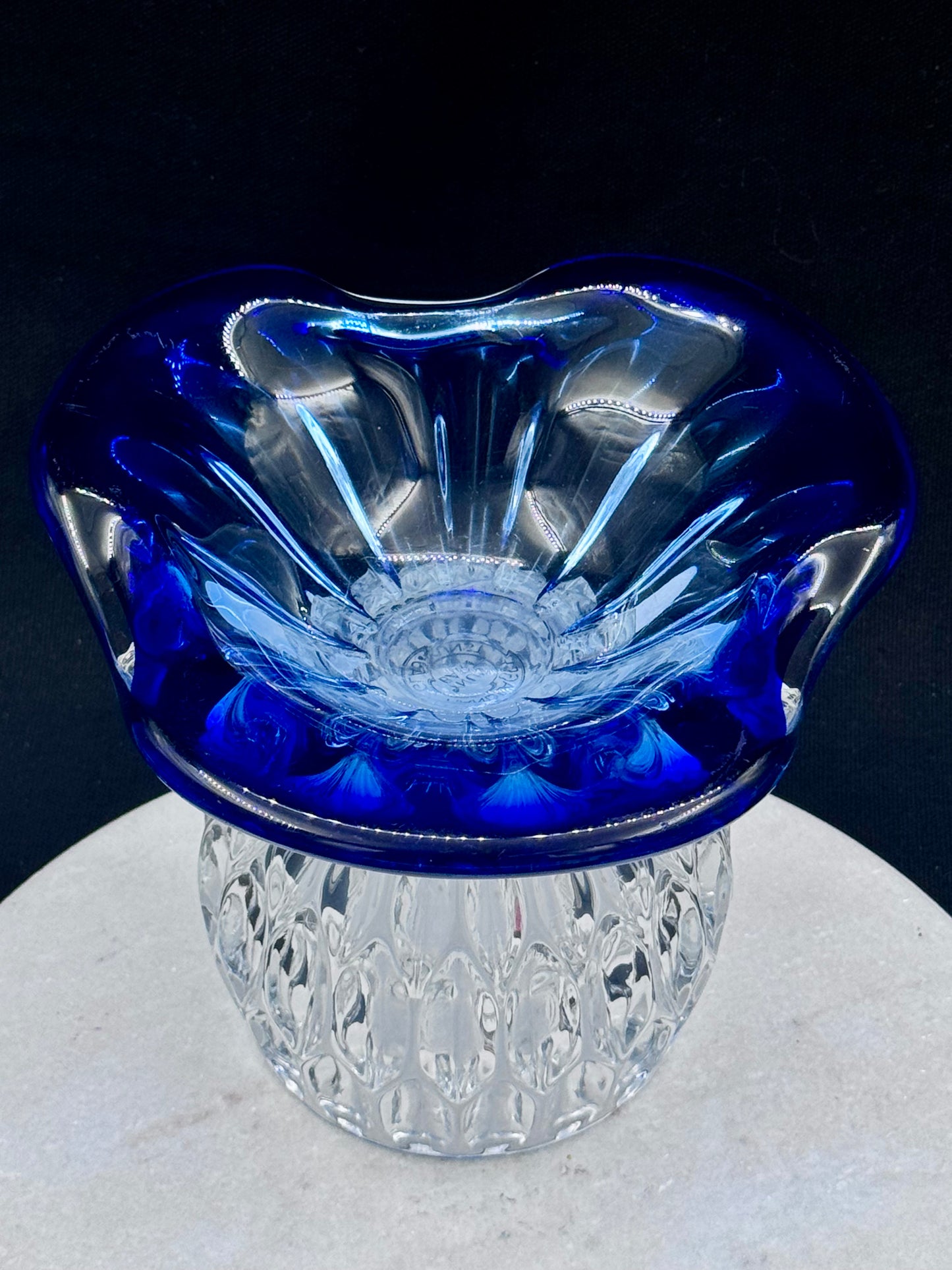 Stor solcellelampe koboltblå krystallfot, glassklar kule og krystallskål