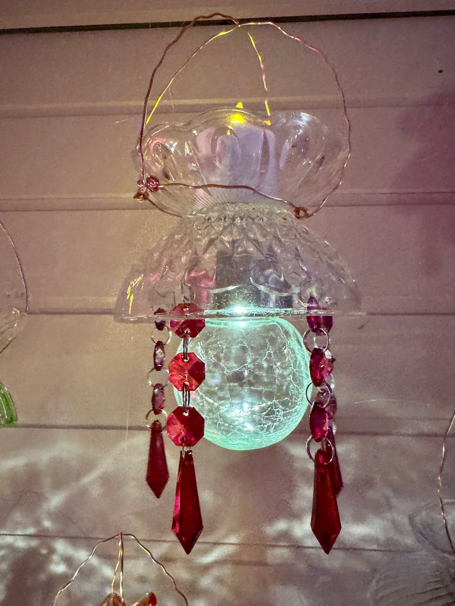 Vintage Solcellelampe hengelykt - klart glass og prismer i rødt