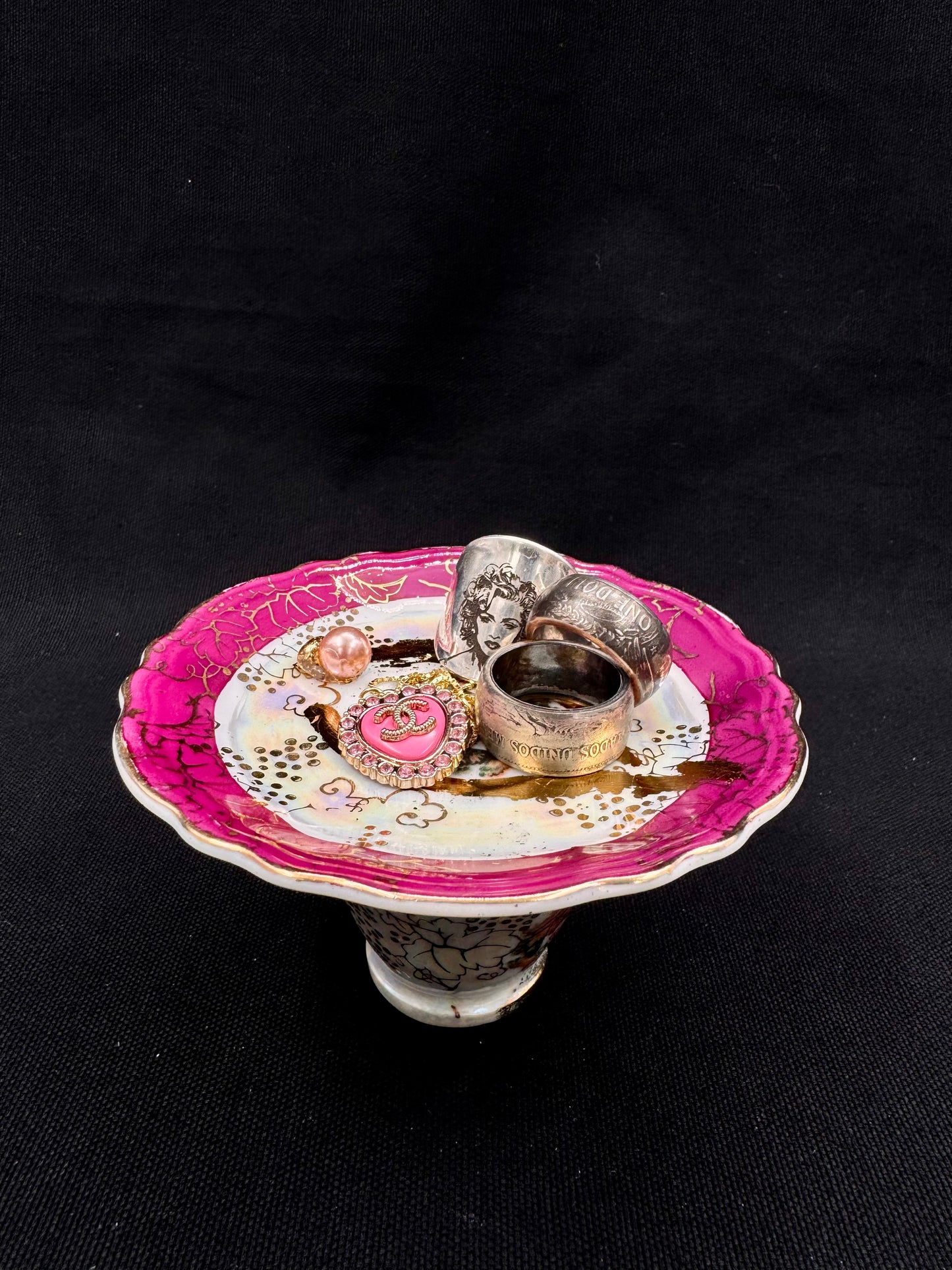 Vulvakunst mørkerosa fat og champagnefarget perle