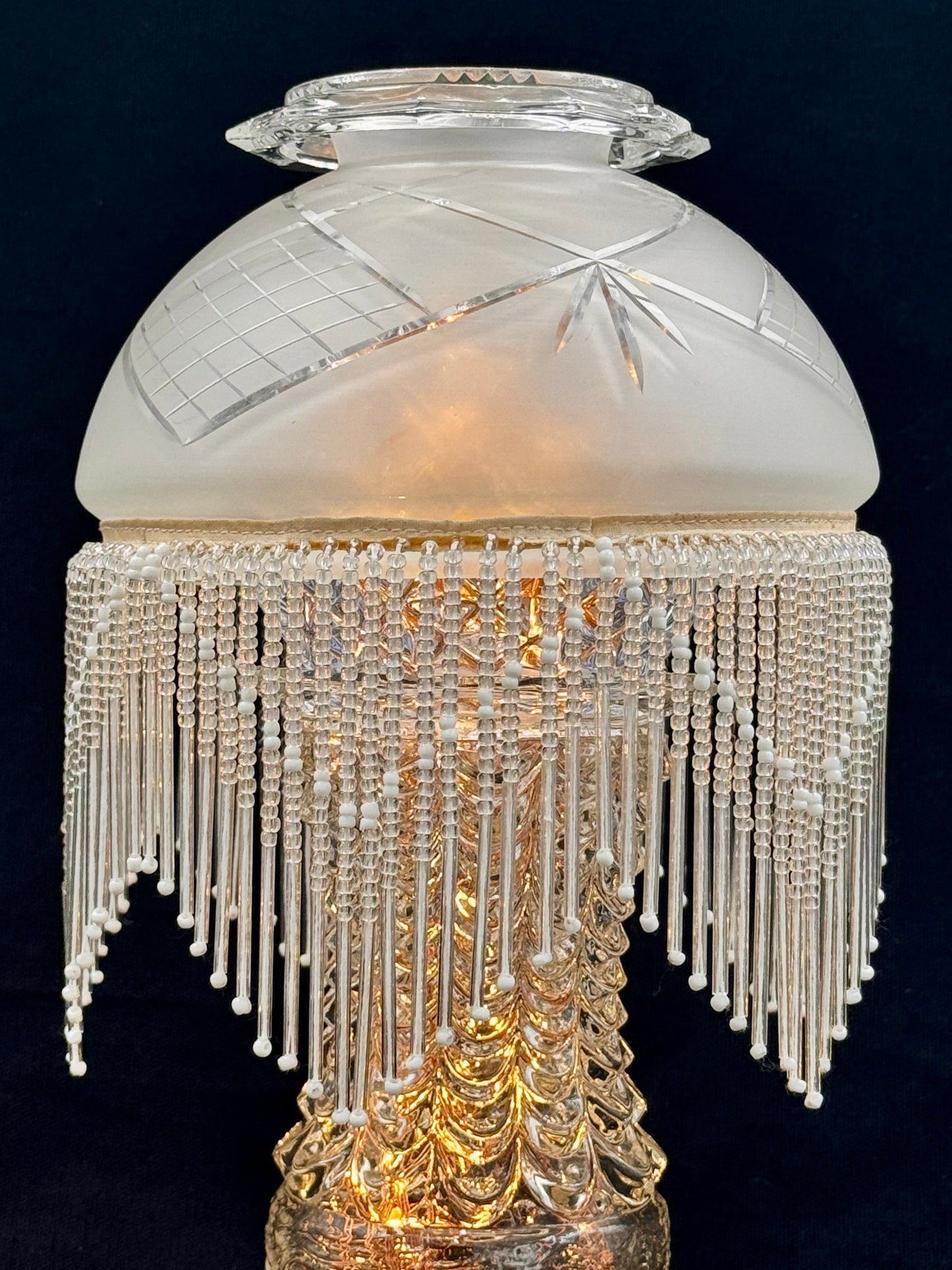 Vintage lyslenkelampe mønstret fot i klart glass og kuppel glassfrynser