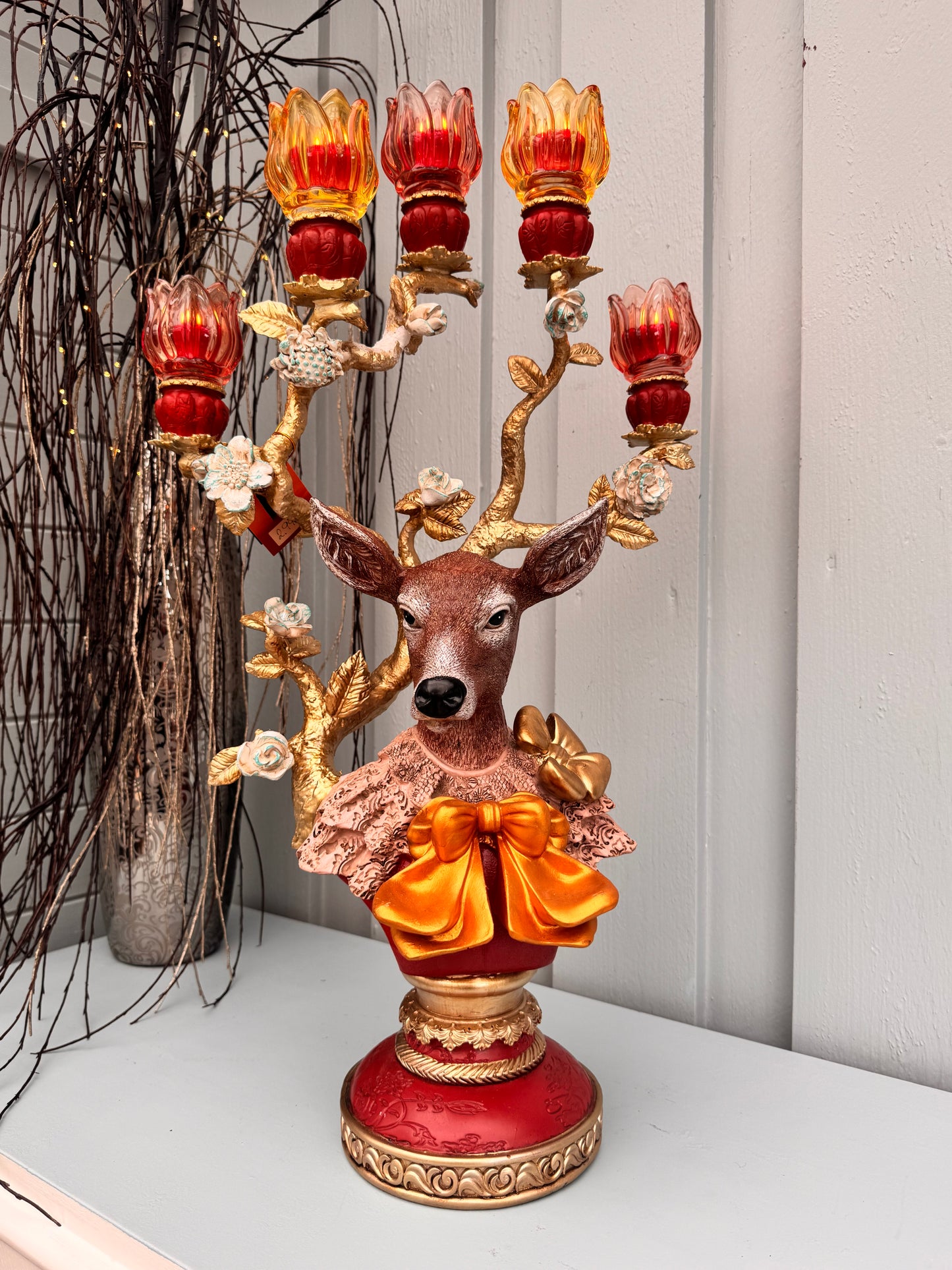 Redesignet hjorten Erika i rødt og oransje