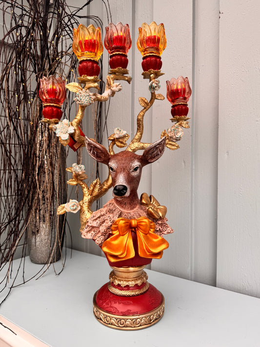 Redesignet hjorten Erika i rødt og oransje