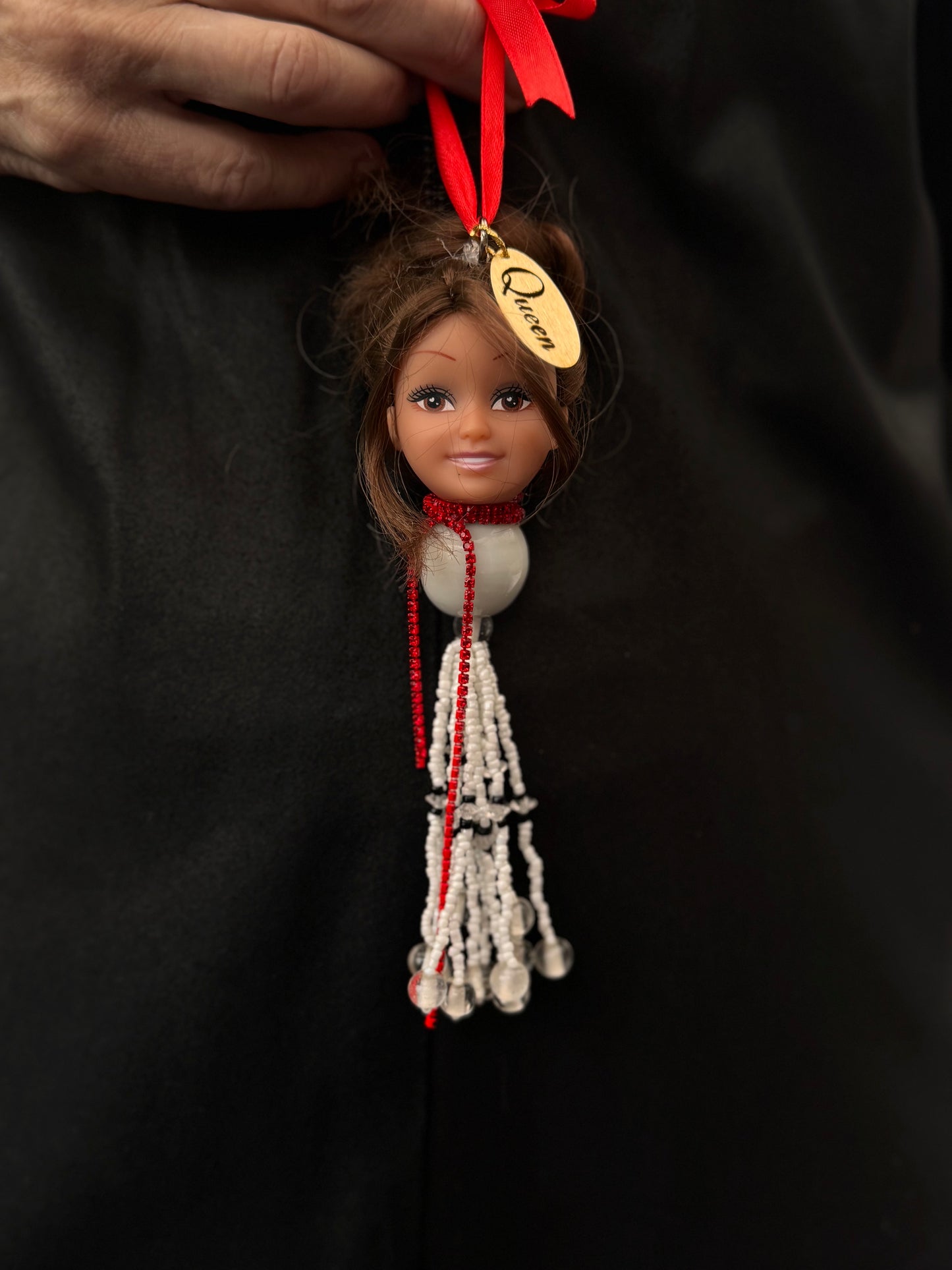 Vintage Barbie julekule «Brunette med hvit pynt og røde innslag»