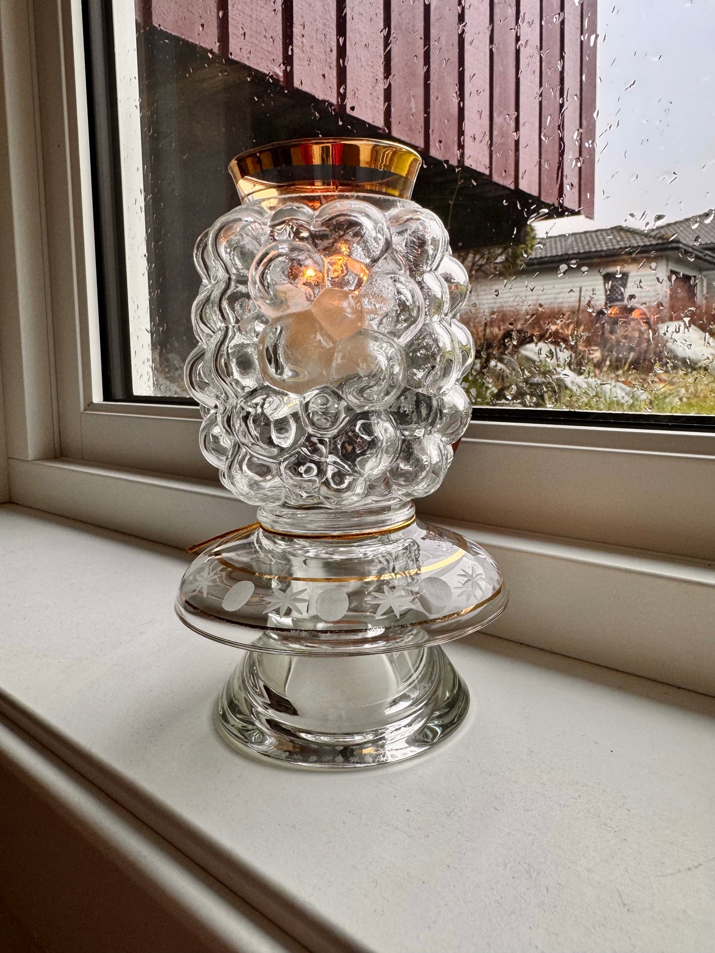 Vintage lyslykt med bobleglass og gulldetaljer