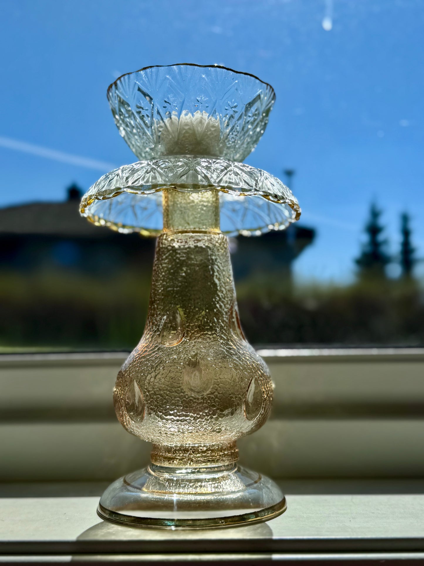 Vintage lysestake av champagne kuppel og mønstret glass