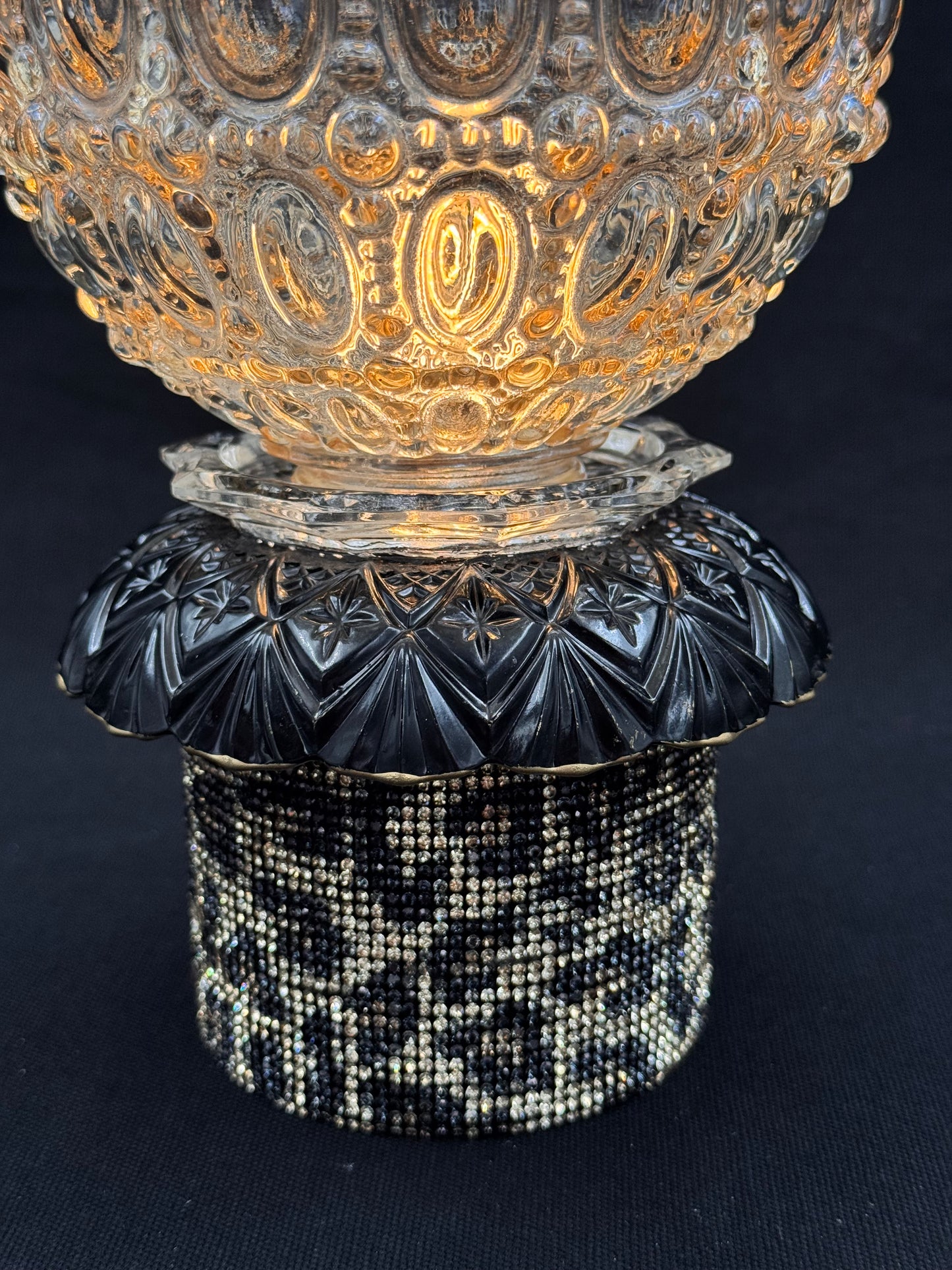 Batterilampe med leomønster og rund kuppel