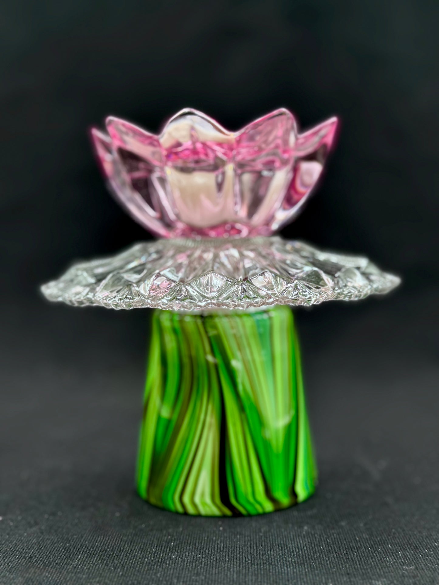 Vintage lysestake med knallgrønn fot og rosa tulipan
