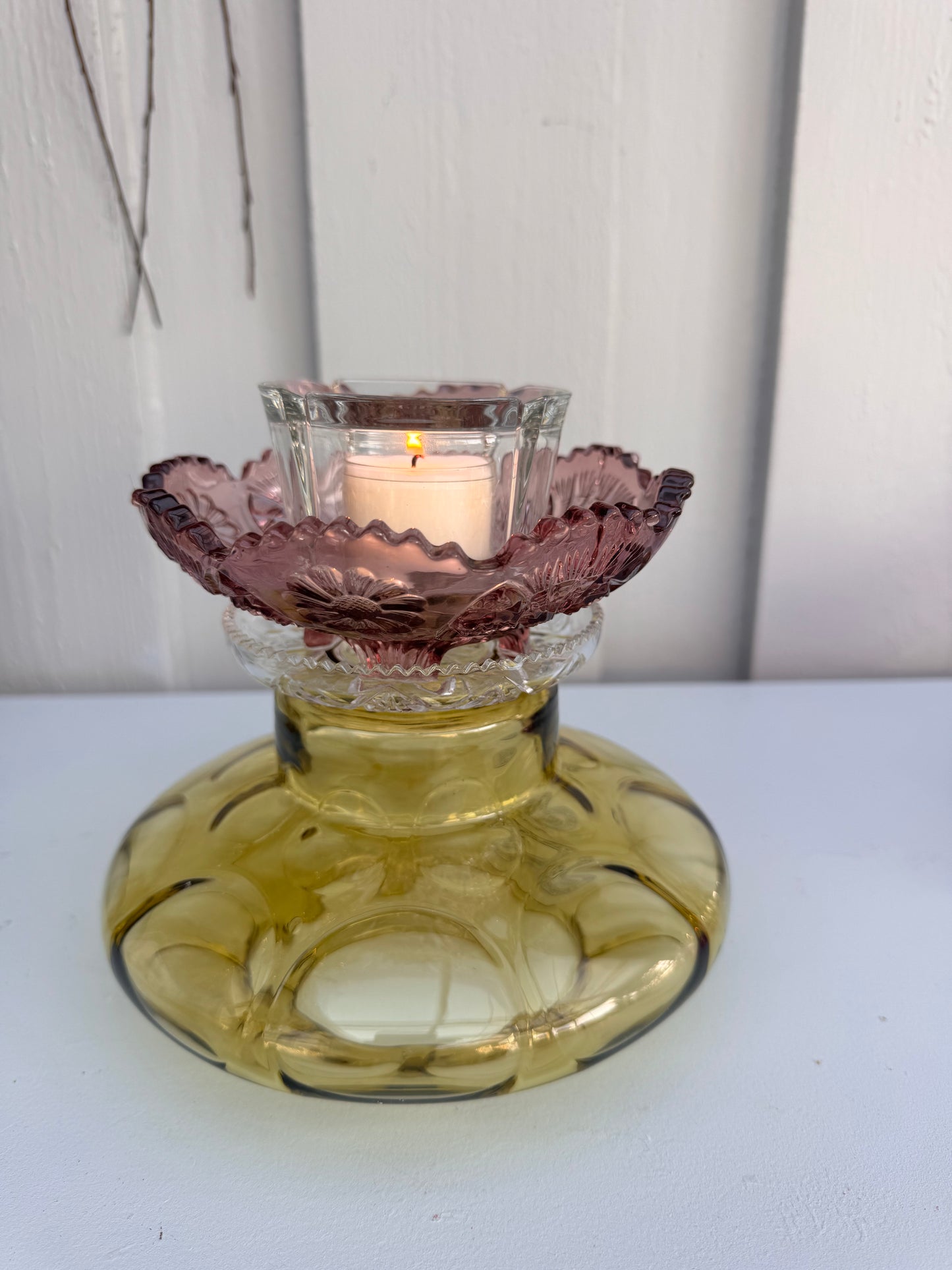 Vintage lyslykt med grønn kuppel og lilla fot