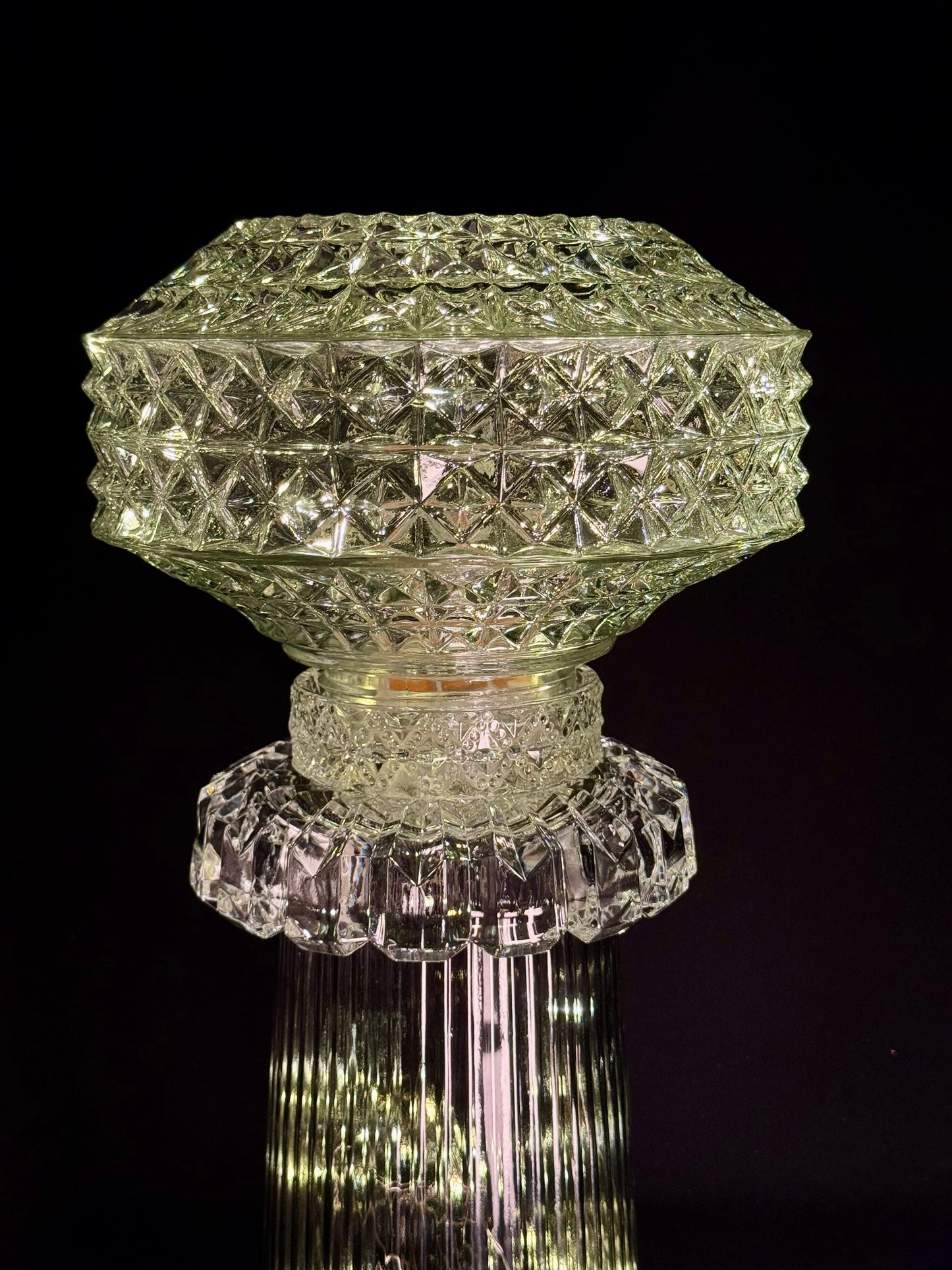 Diamantlampe med smoke grå fot og klart mønstret glass