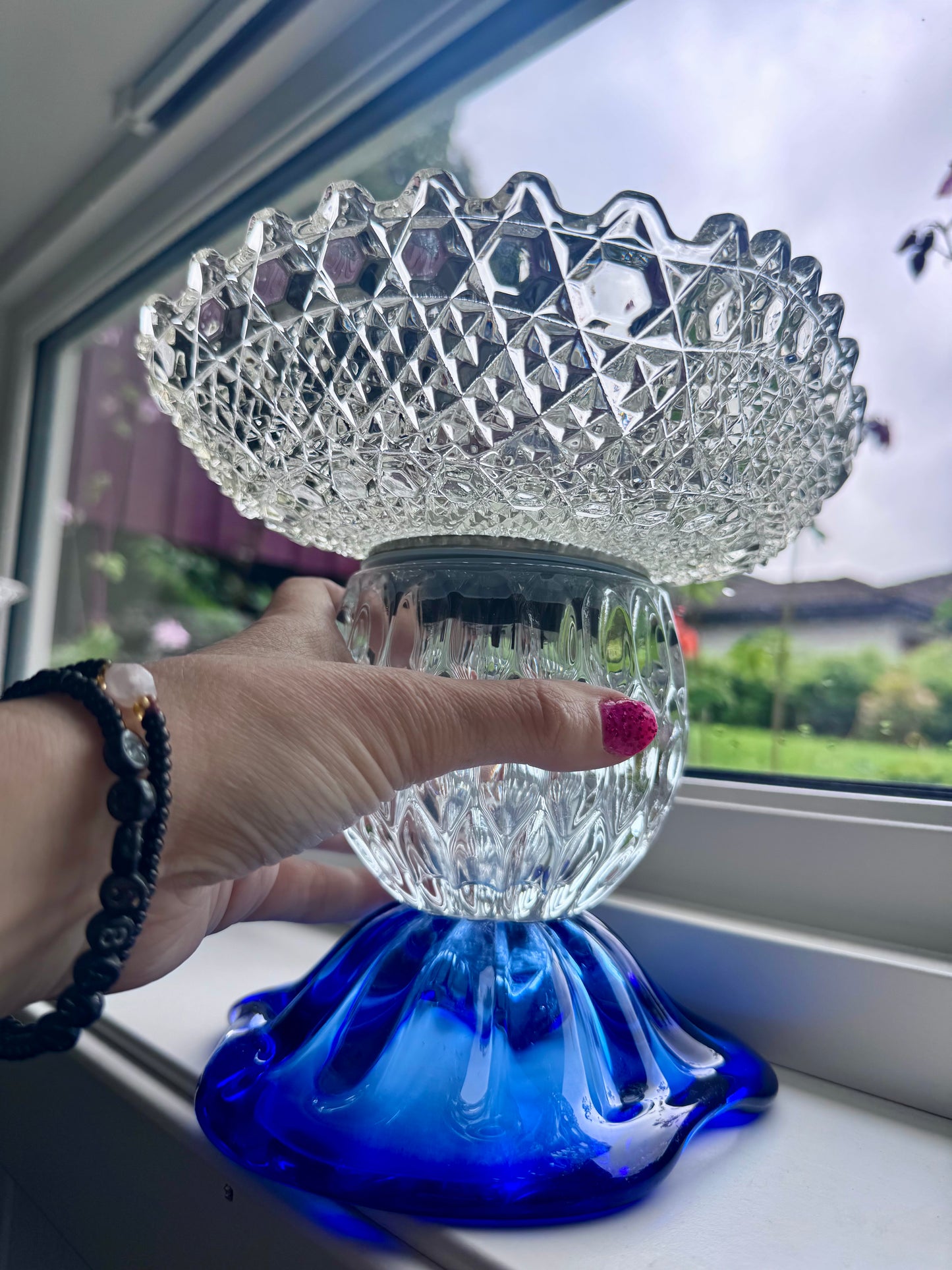 Stor solcellelampe koboltblå krystallfot, glassklar kule og krystallskål