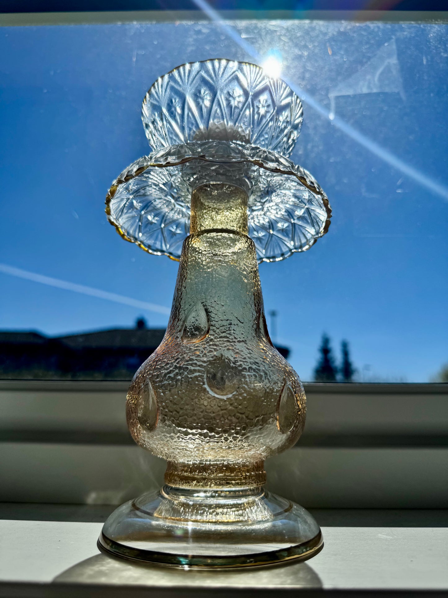 Vintage lysestake av champagne kuppel og mønstret glass