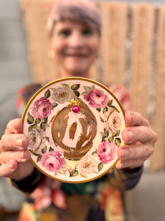 Vulvakunst med fot store rosa roser og knallrosa perle og grønn fot