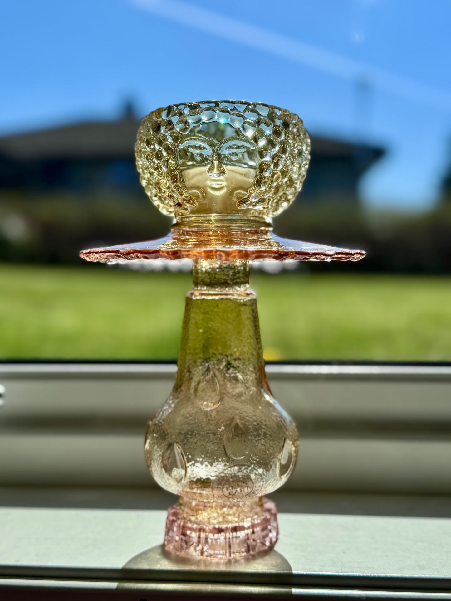 Vintage lysestake av champagne kuppel og rosa detaljer