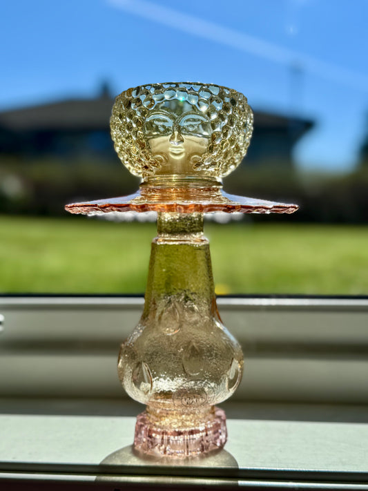 Vintage lysestake av champagne kuppel og rosa detaljer