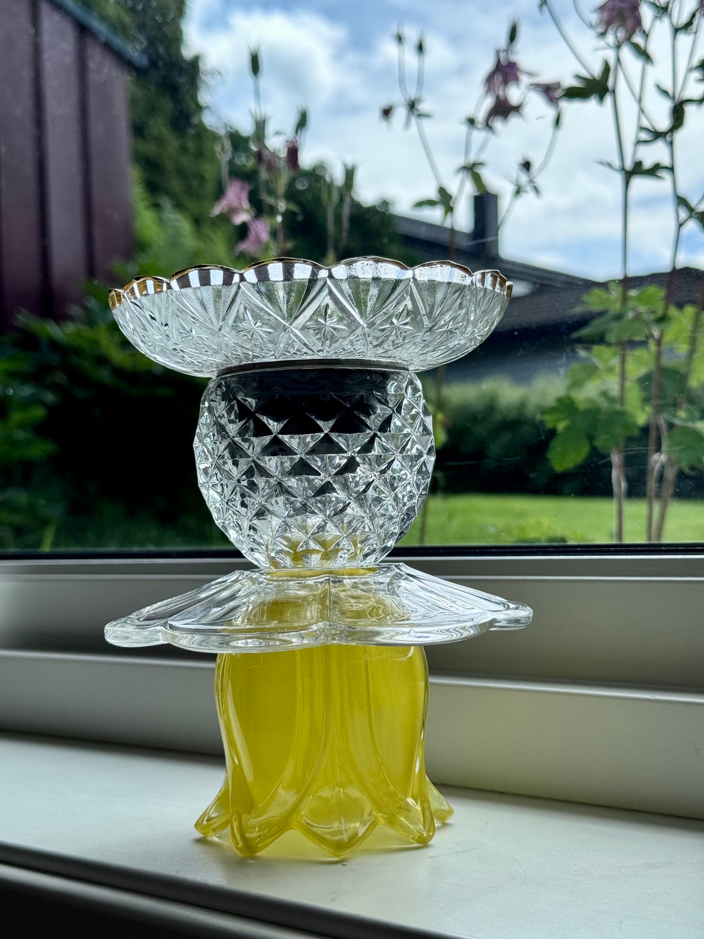 Mini Solcellelampe med gul fot og glassfat