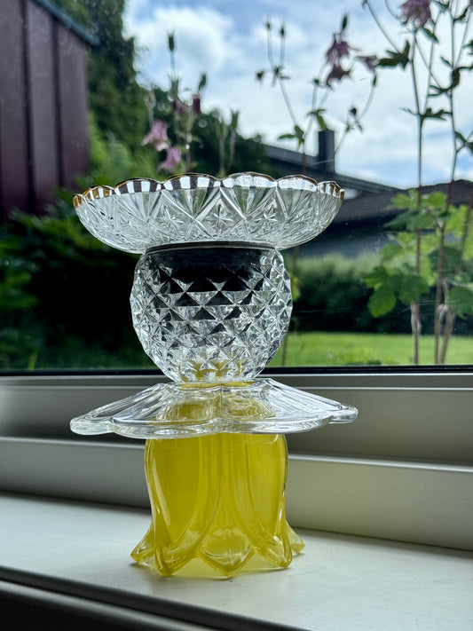 Mini Solcellelampe med gul fot og glassfat