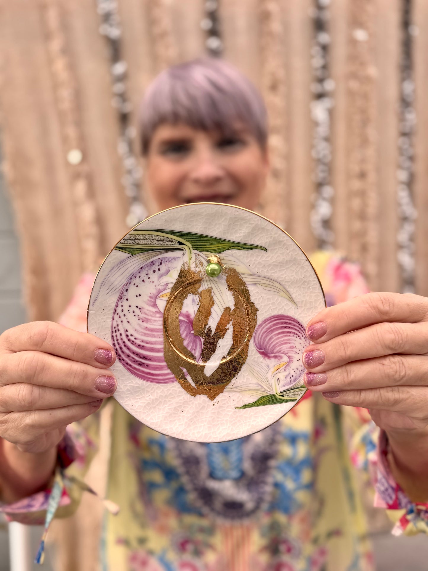 Vulvakunst rosa orkideblomst og limegrønn perle