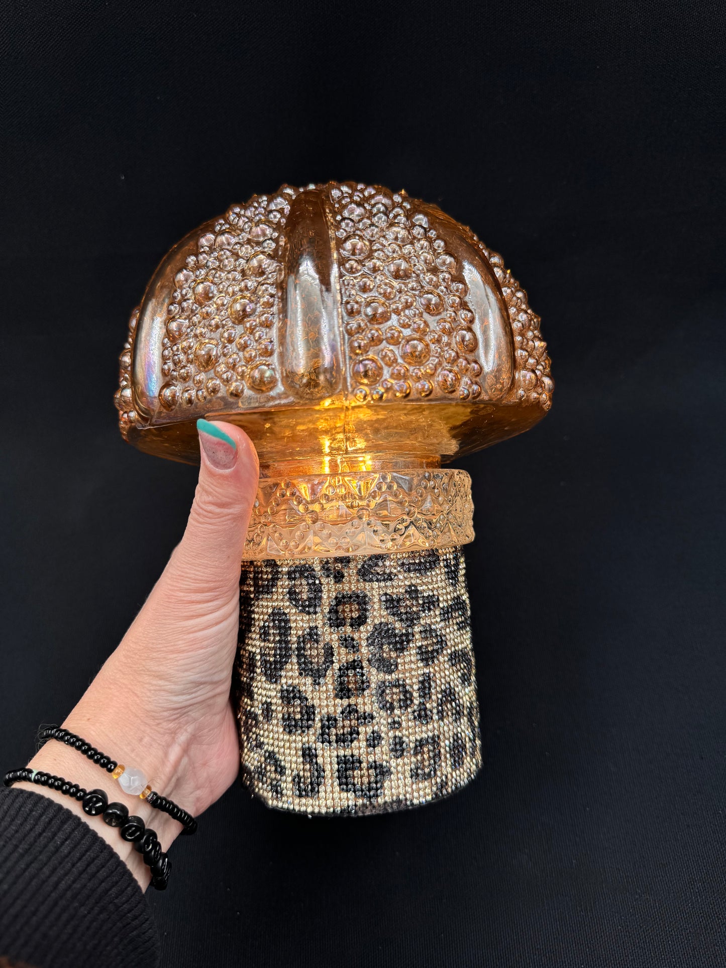 Batterilampe med leomønster og halvrund kuppel