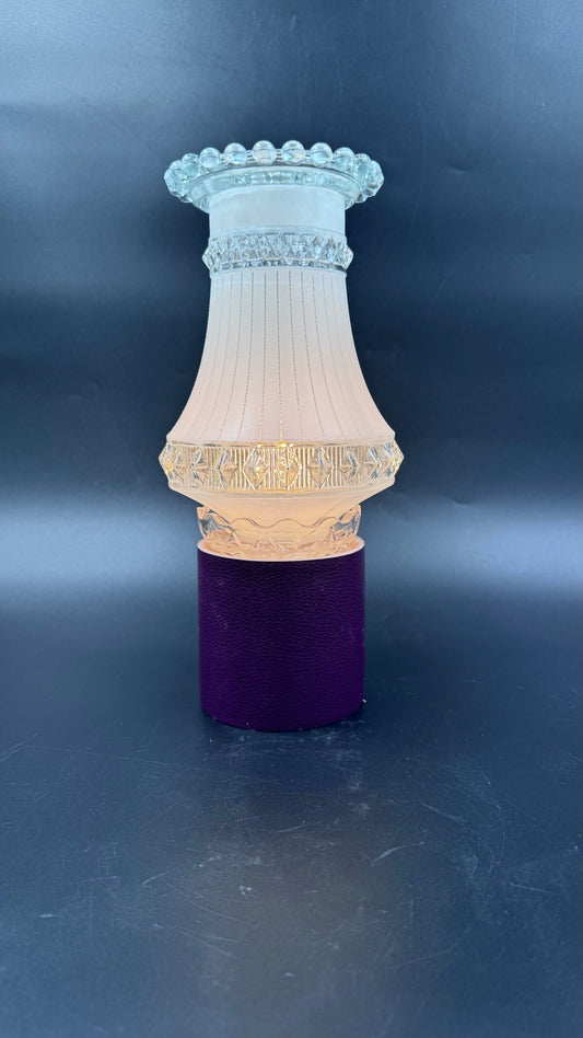 Batterilampe med lilla skinn og hvit kuppel