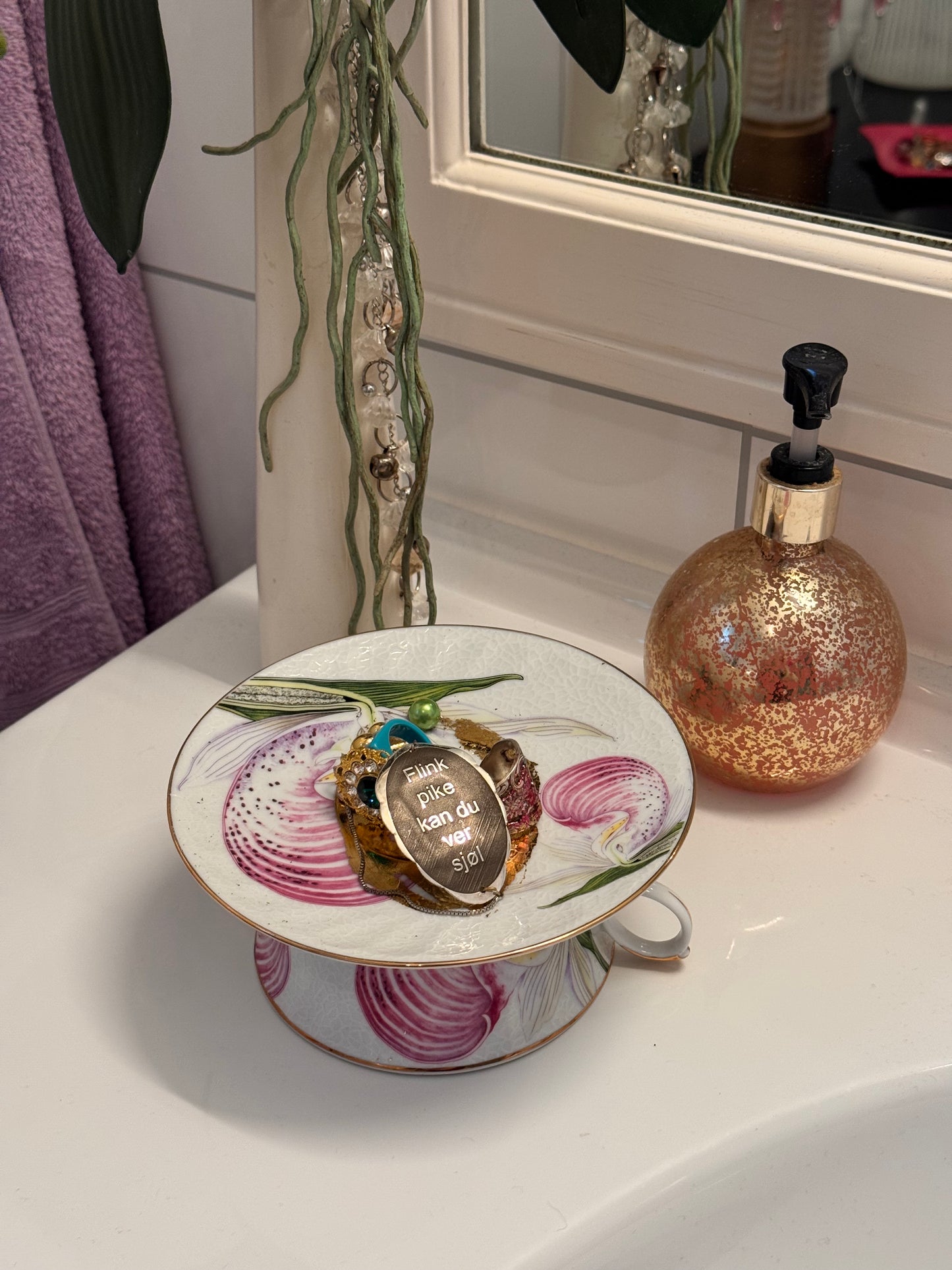 Vulvakunst rosa orkideblomst og limegrønn perle