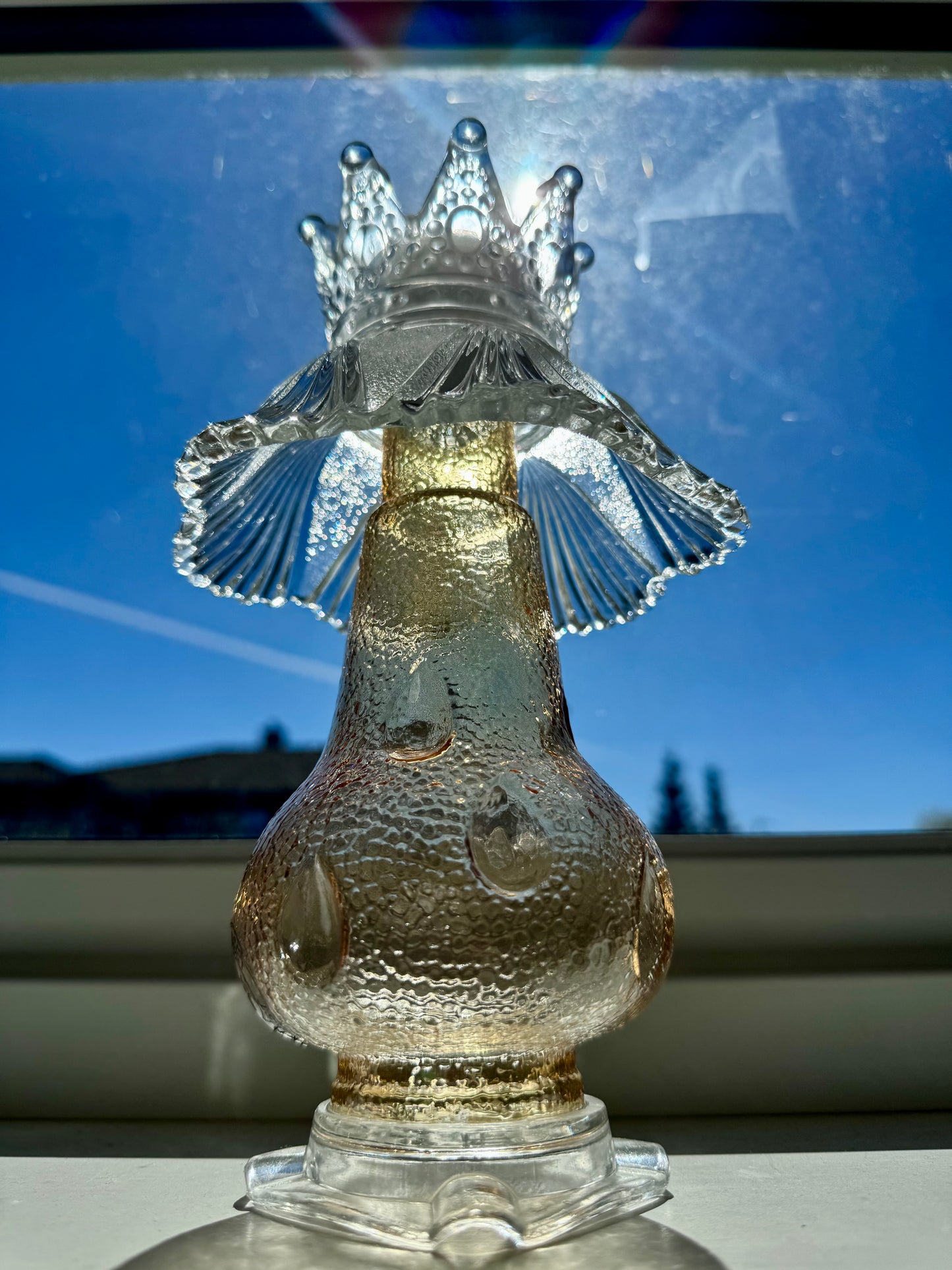 Vintage lysestake av champagne kuppel med glasskrone på toppen