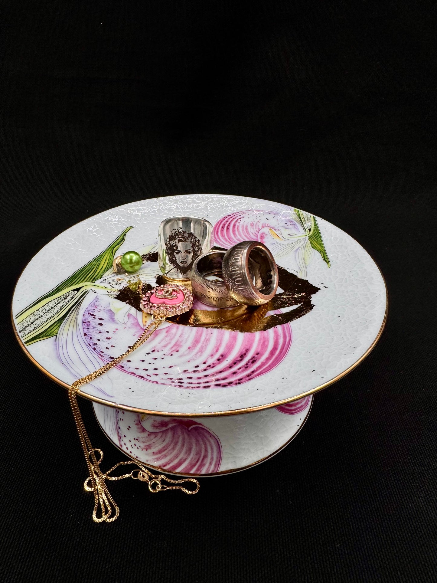 Vulvakunst rosa orkideblomst og limegrønn perle